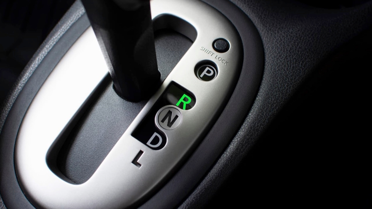 เกียร์อัตโนมัติ ขับถอยหลังยังไงให้ปลอดภัย 