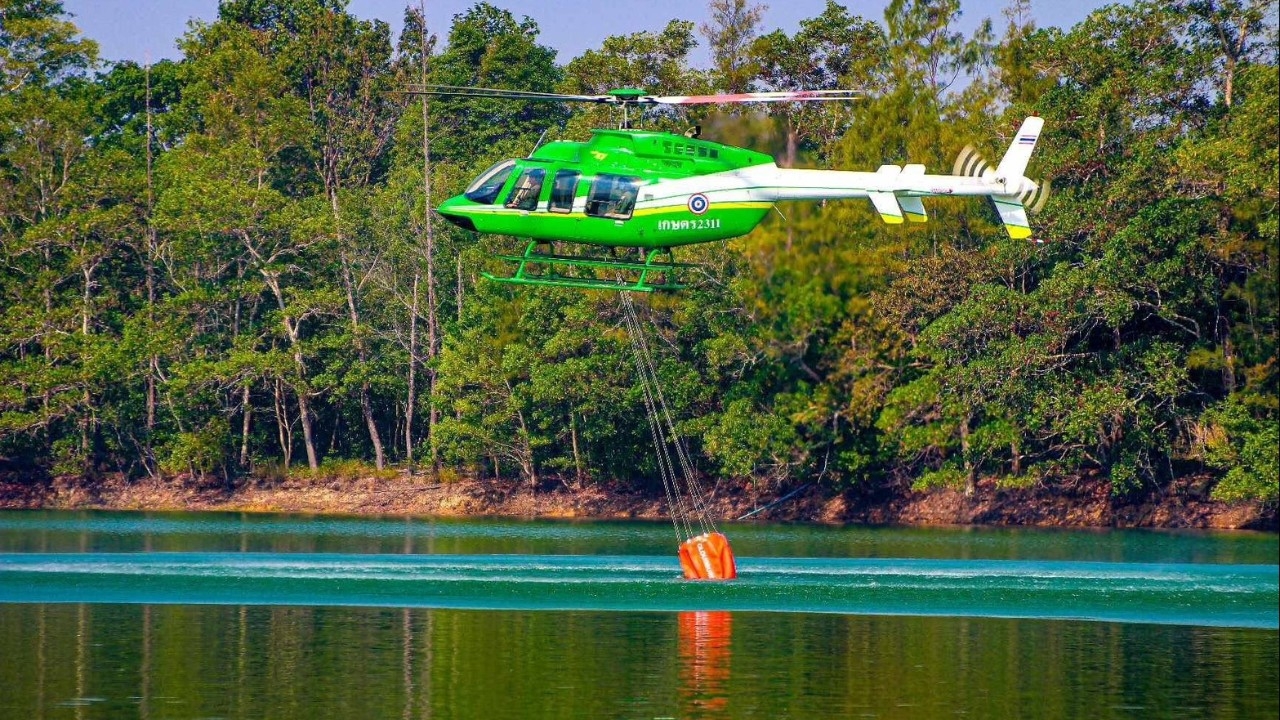 สส. ปชน.โพสต์ภาพเฮลิคอปเตอร์ "ไอซ์" จี้ถามลำเดียวกับที่ "กัน จอมพลัง" ใช้ใช่ไหม 