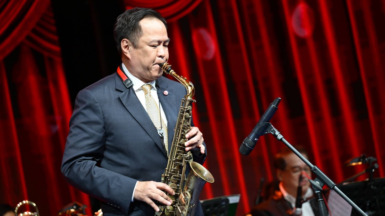 เปิดงานประกวดร้องเพลงเยาวชนสืบสานรักษ์เพลงไทย “อนุทิน” ร่วมเป่าแซกโซโฟนด้วย