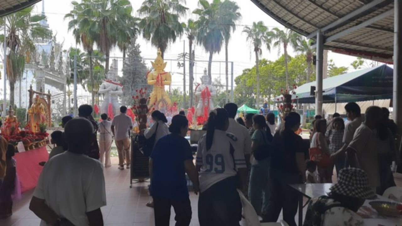 คนดวงเฮงมาแก้บน "ท้าวเวสสุวรรณ" วัดดอนใหญ่ ไม่ลืมจุดธูป "เลขเด็ด" ไปลุ้นอีก