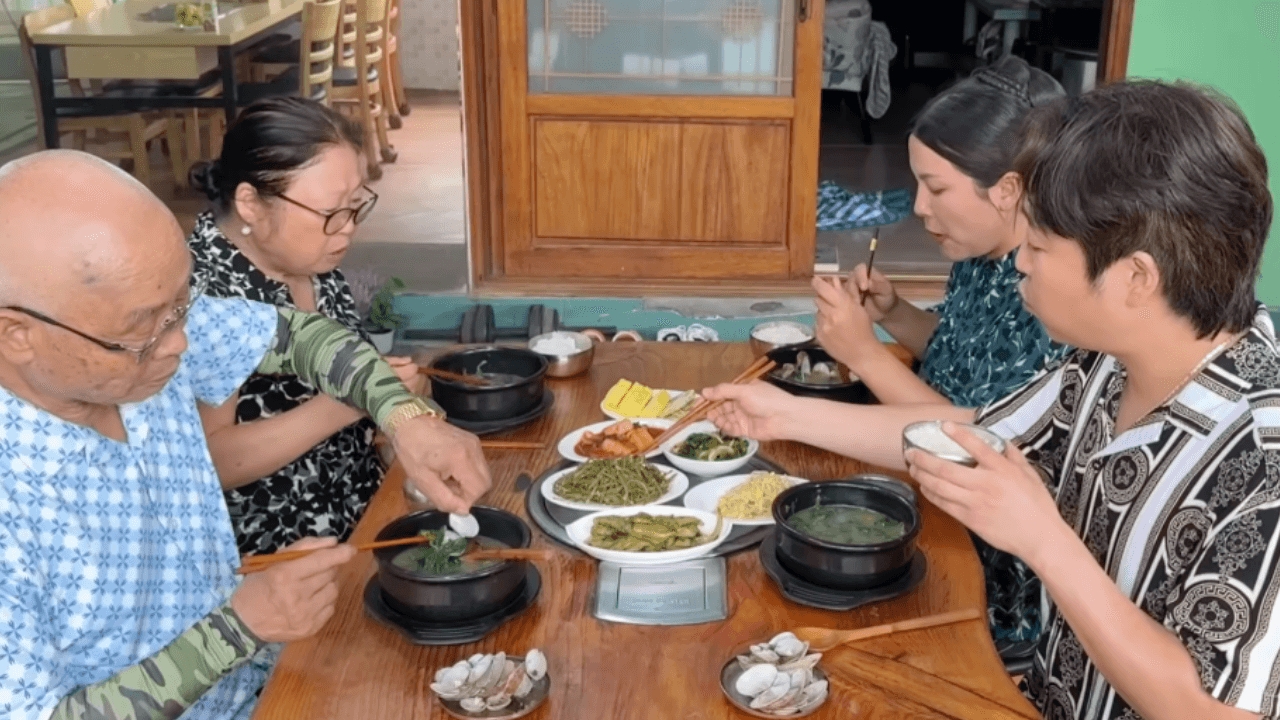 "คุณซอฮยอน" สะใภ้เกาหลี โชว์ทำเมนู "ซุปเต้าเจี้ยวใส่หอยกาบ" ตามรอยซีรีส์ดัง