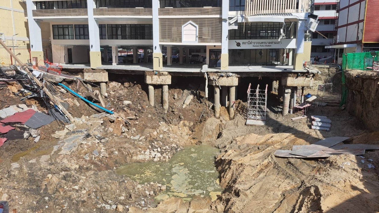 ถมทรายอุดหลุมยุบ ถนนสามเสน เพิ่มเสาเข็มสั้น ค้ำยันอาคาร สน.สามเสน