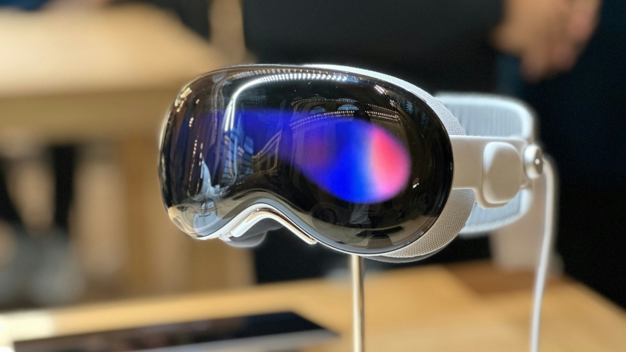 แอปเปิลชะลอการผลิต Apple Vision Pro รุ่นประหยัด หันโฟกัสแว่นตาอัจฉริยะ AI ชน Meta
