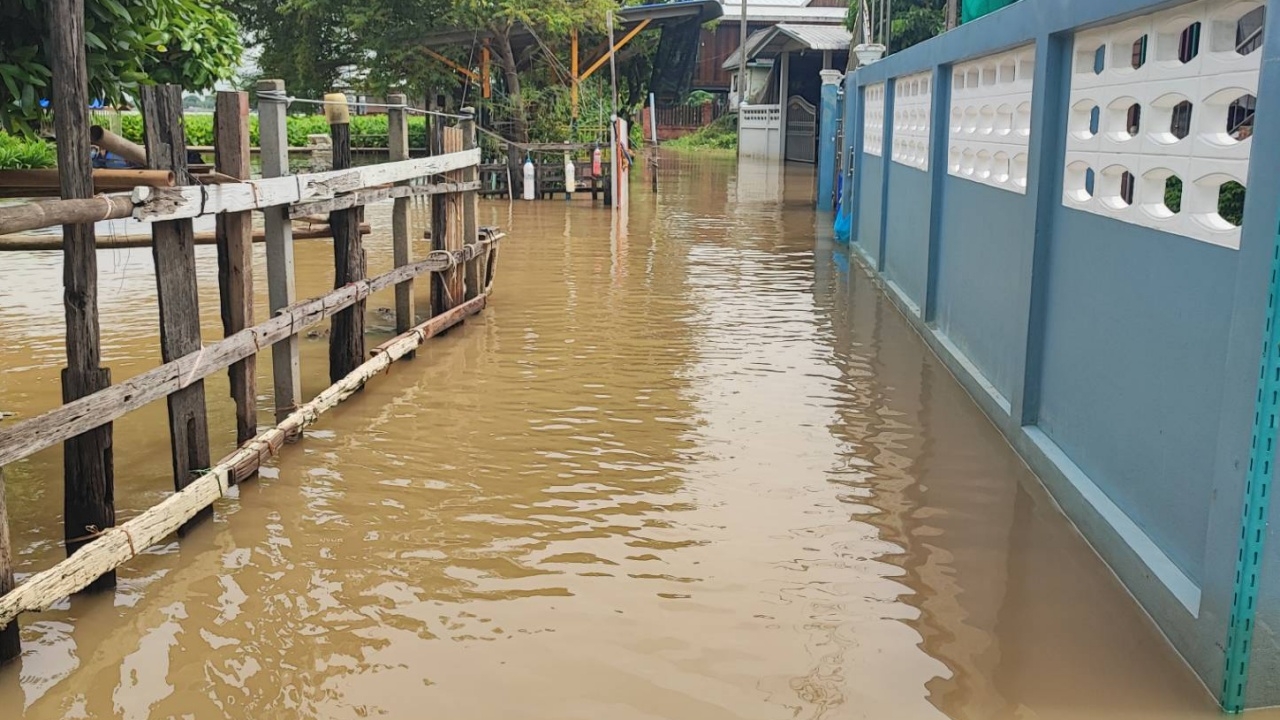 ชาวปทุมธานี บ้านริมแม่น้ำเจ้าพระยา เร่งเก็บของขึ้นชั้น 2 หวั่นน้ำท่วมซ้ำรอยปี 54