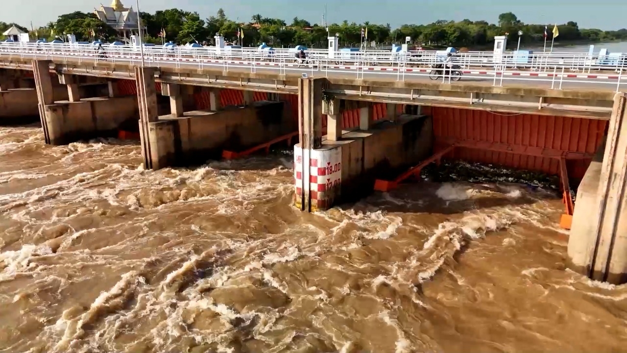 เขื่อนเจ้าพระยา เพิ่มการระบายน้ำแบบขั้นบันได ชาวบ้านเริ่มหนีนอนถนน