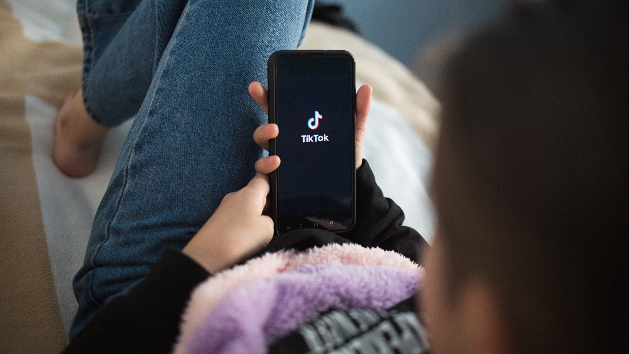 พ่อแม่ช็อก รายงานชี้ TikTok แนะนำสื่อลามกให้บัญชีเด็ก แม้เปิดโหมดป้องกัน