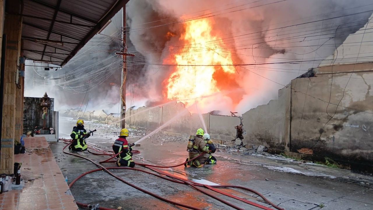 เพลิงไหม้ร้านจำหน่ายน้ำมันเครื่อง อุปกรณ์เกษตร เมืองระยอง ระดมฉีดน้ำสกัด