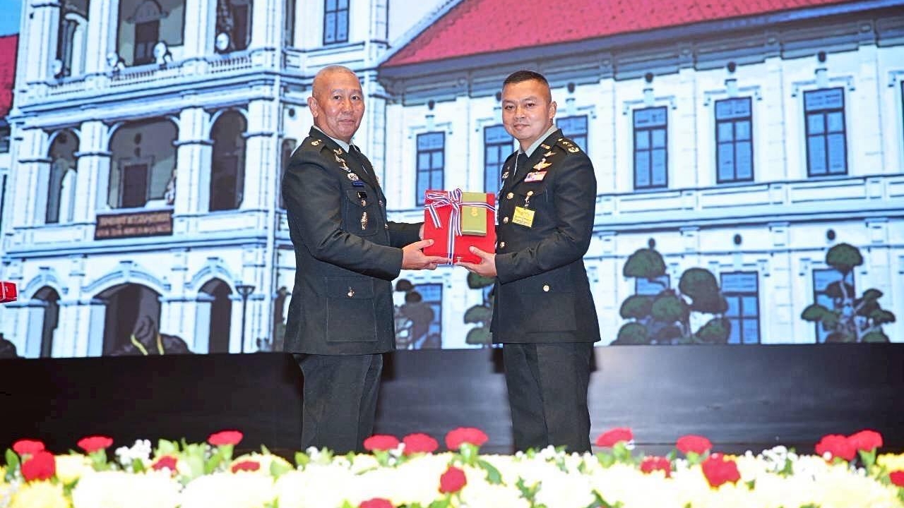 "ผบ.ทบ." เซ็นตั้ง "พล.ท.บุญสิน" เป็นที่ปรึกษาด้านความมั่นคง