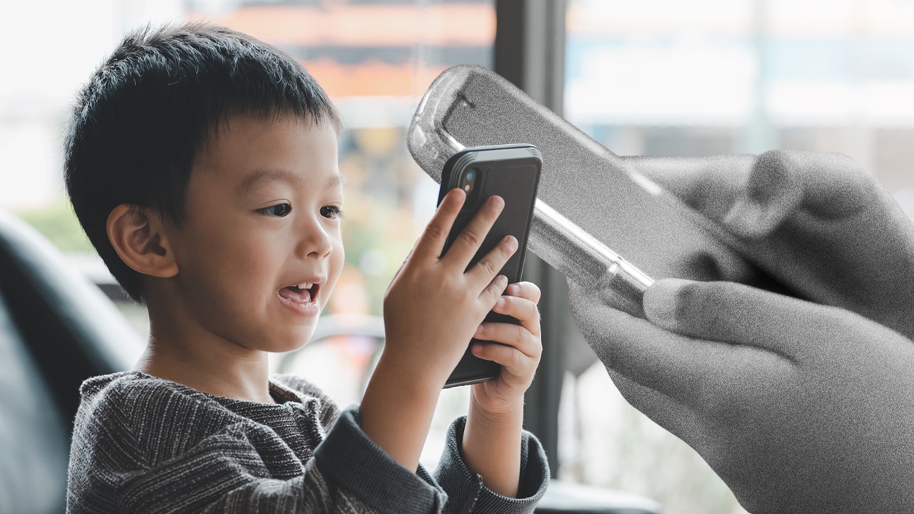 เด็กเล่นมือถือนาน ผลร้ายตาสั้นก่อนวัย 3 เทคนิค หมอแนะนั่งหน้าคอมพิวเตอร์