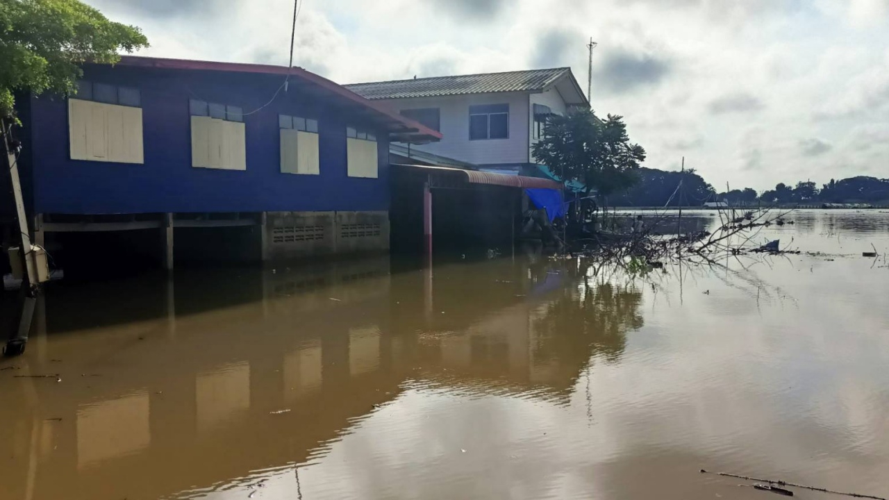 น้ำท่วมรอบ 2 ชาวบ้านที่อุทัยฯ ขนของหนีไม่ทัน เดือดร้อน 60 หลังคาเรือน ถนนถูกตัดขาด