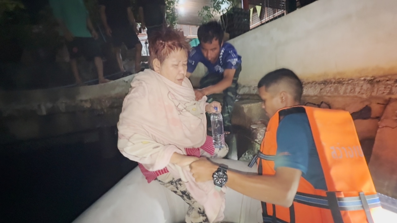 หญิงตกแม่น้ำแม่กลอง ลอยคอนานเกือบ 4 ชั่วโมง อธิษฐานสิ่งศักดิ์สิทธิ์จนรอดชีวิต