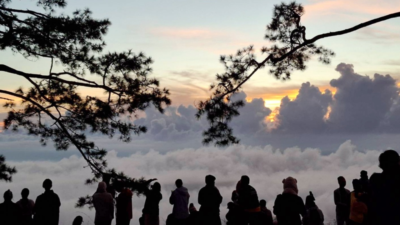 คนแห่พิชิต "ภูกระดึง" เปิดวันแรก มีนักท่องเที่ยวขึ้นสัมผัสธรรมชาติเกือบ 300 คน