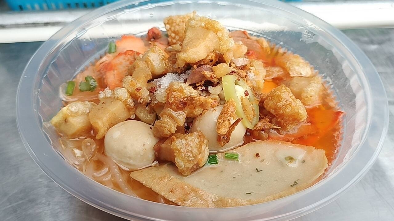 ก๋วยเตี๋ยวพ่วงข้าง ป๊อกป๊อกหมูแดง เจ้าเด็ดกบินทร์ ชามใหญ่ 50–60 บาท กากหมูพูนชาม