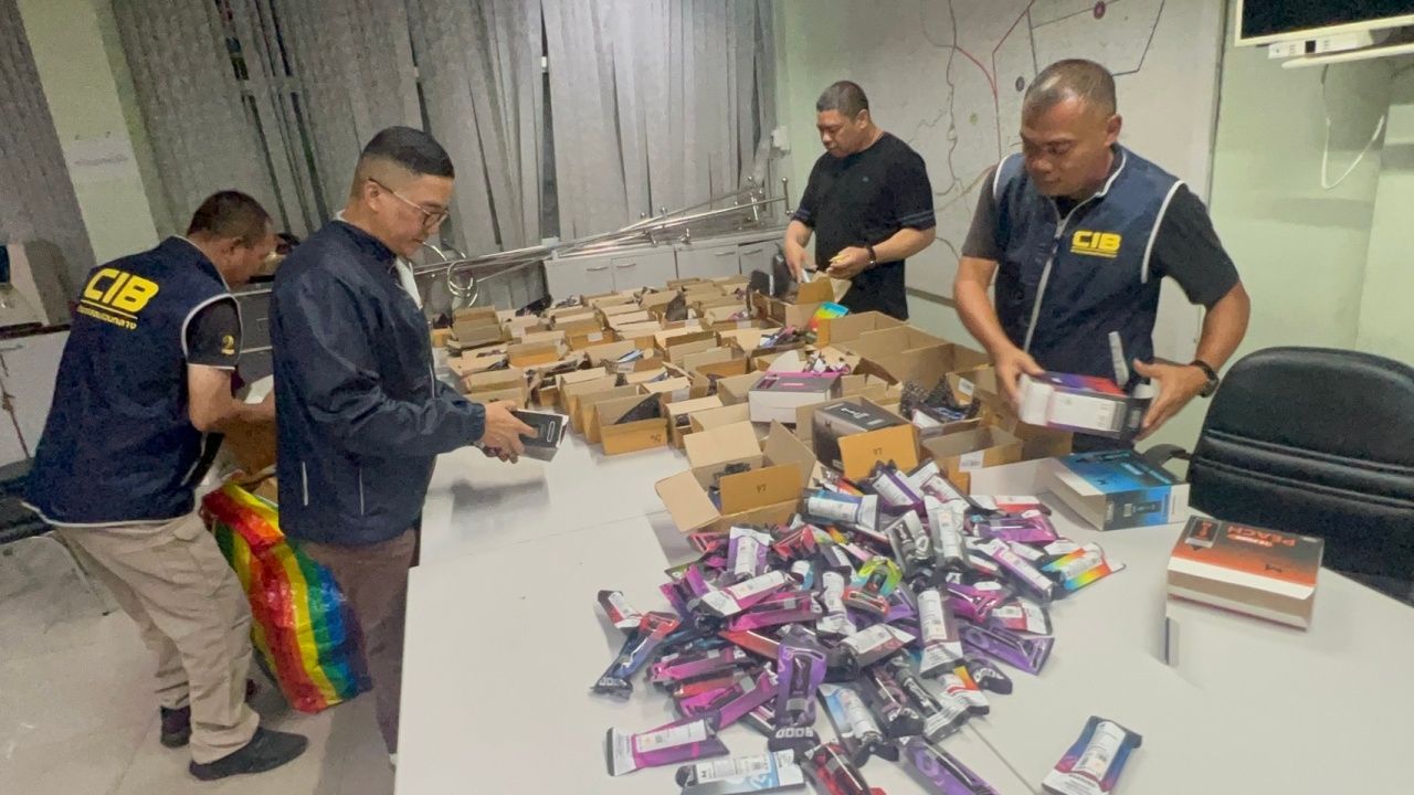 ปคบ. ยึดบุหรี่ไฟฟ้า-บุหรี่เถื่อน มูลค่ากว่า 5 ล้าน คาโกดังบริษัทขนส่งเอกชนหาดใหญ่