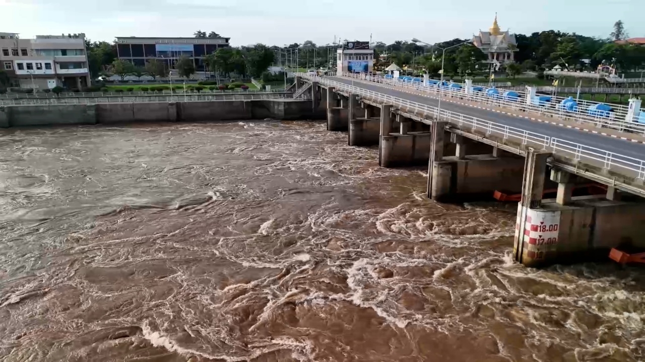 ท้ายเขื่อนเจ้าพระยา น้ำต่ำกว่าตลิ่งไม่ถึงเมตร ซึมตามกระสอบทรายไหลเข้าบ้านเรือน