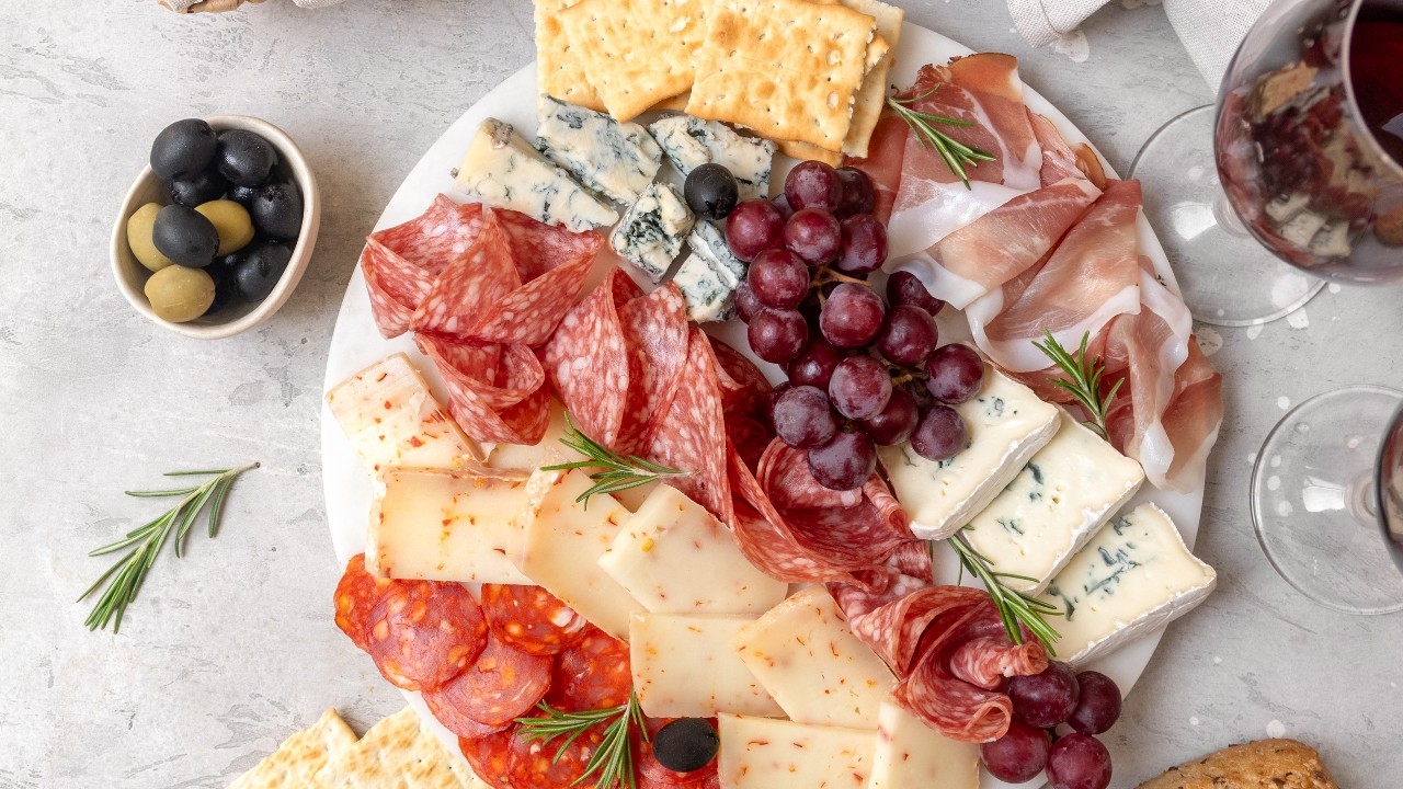 รู้จักเมนูชีสบอร์ด (Cheese Board) พร้อมถอดรหัสการจัดชีสบอร์ด ให้สวยหรู เหมือนออกมาจากร้าน