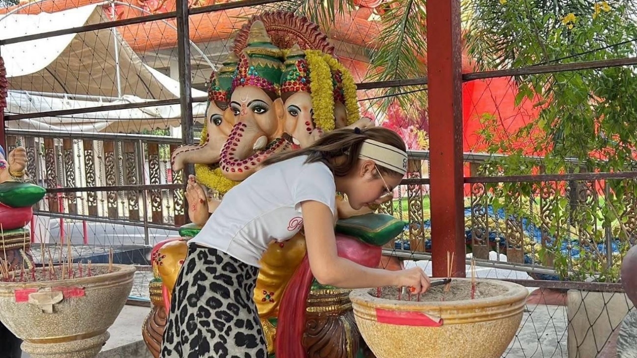 นางเอกลิเกดัง ทำบุญวันเกิด จุดธูปเลขมงคล ให้โชคแฟนคลับ