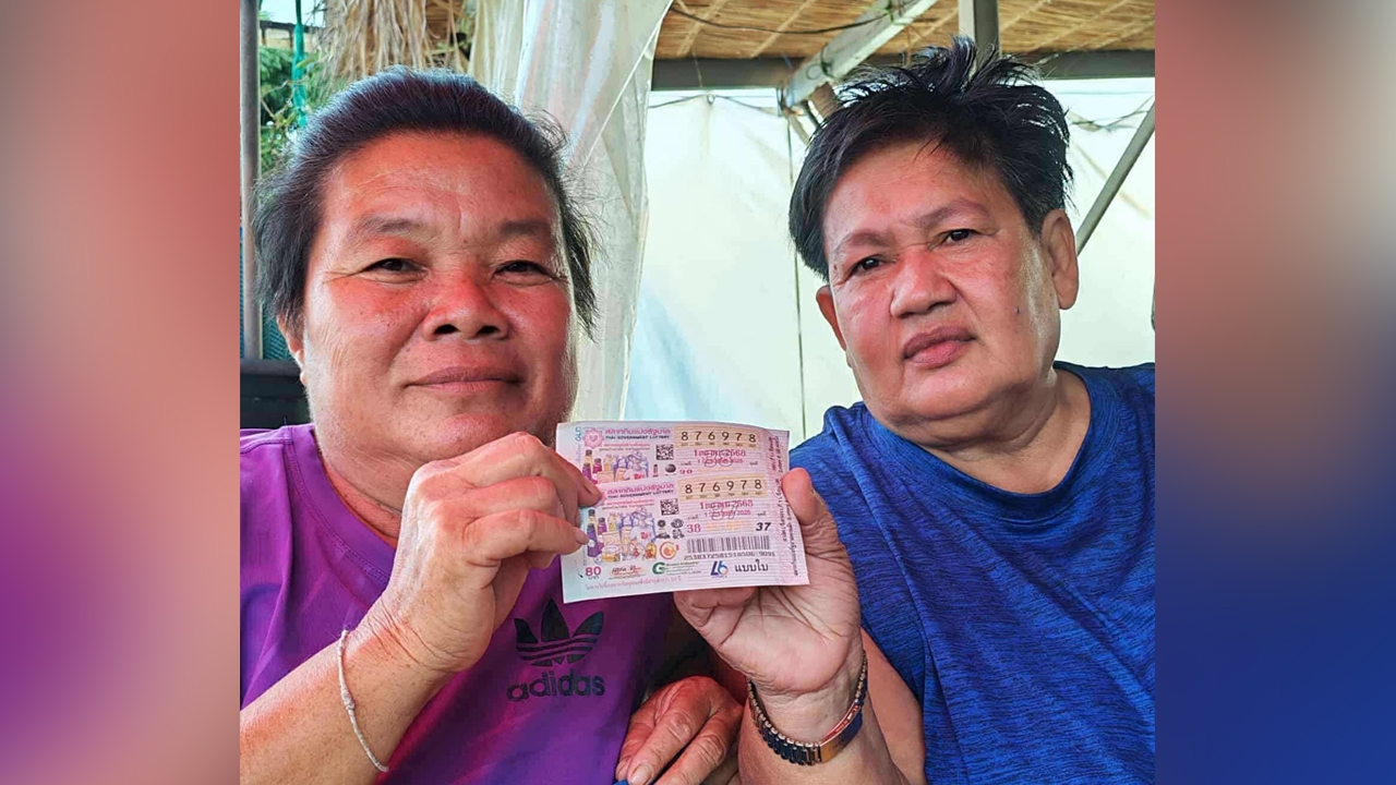แม่ค้าขายพวงมาลัย กลายเป็นเศรษฐีใหม่ ถูกหวยรางวัลที่ 1 รับเงิน 12 ล้านบาท