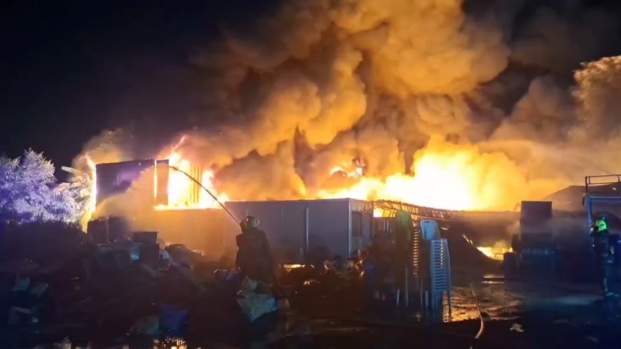 ไฟไหม้โรงงานพลาสติก ย่านบางกระดี่ คนงานพากันหนีตาย-จนท.เร่งหาสาเหตุ