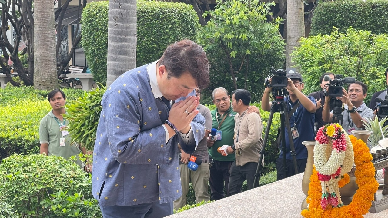 “สิริพงศ์” โฆษกรัฐบาลคนใหม่ไหว้สิ่งศักดิ์สิทธิ์ทำเนียบฯ ลั่น ปมชายแดนไทยไม่อ่อนข้อ