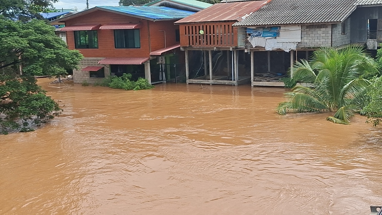 อิทธิพลของ "พายุบัวลอย" น้ำทะลักท่วมอุตรดิตถ์ อพยพผู้ป่วย รพ.ตรอน