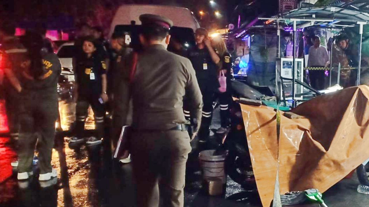 หนุ่มชักมีดแทง โดนยิงสวนดับหน้าแฟลตคลองจั่น ตร.ตามรวบมือปืนบาดเจ็บที่ รพ.