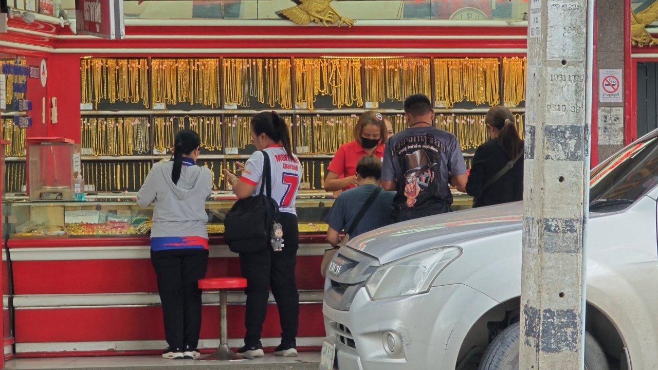 ร้านทอง จ.เชียงใหม่ คึกคัก คนแห่นำทองมาขาย หลังราคาปรับเพิ่ม แตะ 60,000 บาท