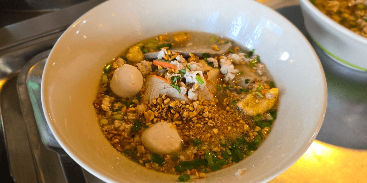 เปิดตำนาน 60 ปี "ก๋วยเตี๋ยวแม่บ๊วย" จากเพิงริมคลอง สู่ร้านดังแห่งบ้านสร้าง จ.ปราจีนบุรี