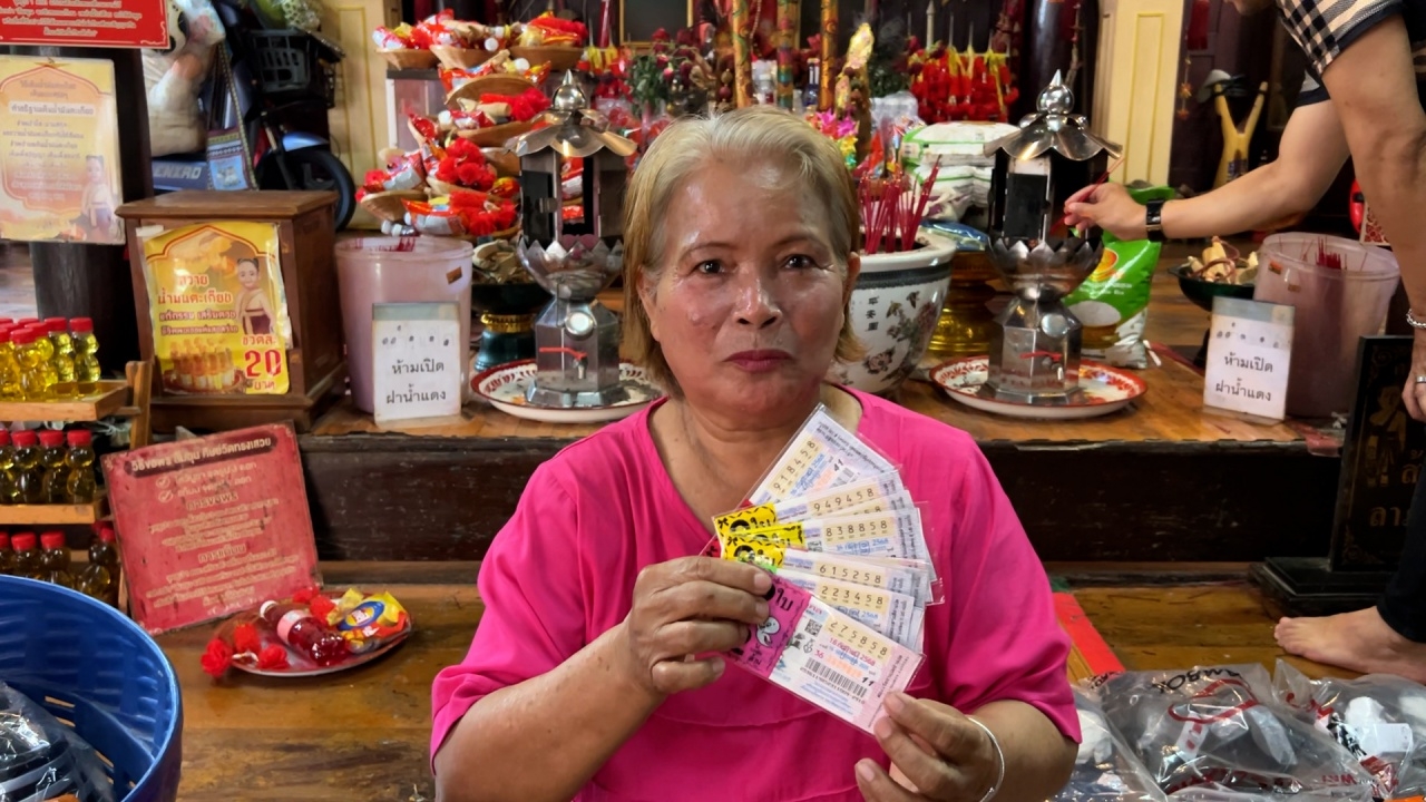 หญิงถูกลอตเตอรี่ 20 ใบ นำรองเท้าแตะ 58 คู่ แก้บน "ไอ้ส้มฉุน" ไม่ลืมขอเลขเด็ดอีกงวด