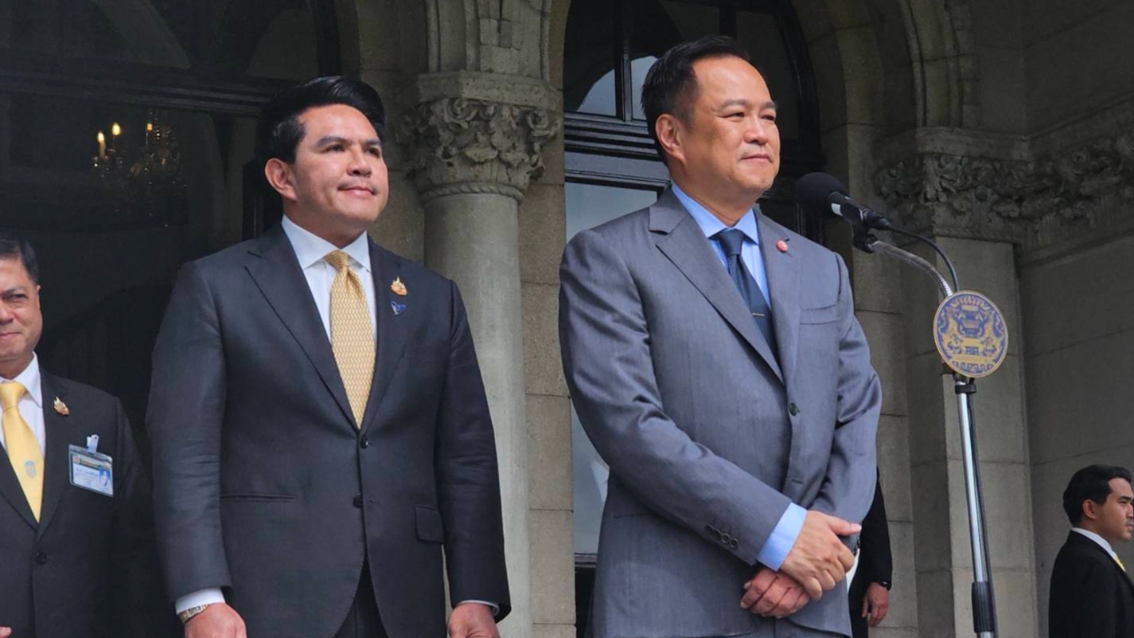 “รัฐบาลอนุทิน” ดีเดย์นับ 1 ทำงานวันแรก พบรูปปั้น “นรสิงห์” มีฉัตร 7 ชั้นครอบ