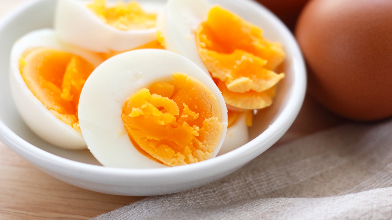 ต้มไข่กี่นาที จับเวลาตอนไหนดี รวมสูตรจับเวลาแบบเป๊ะๆ สุกตามต้องการ