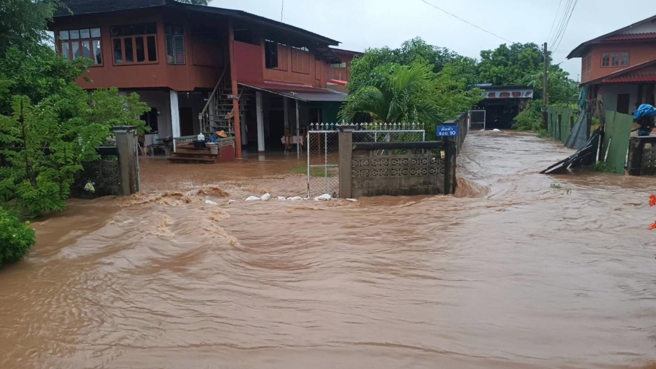 อิทธิพลพายุ "บัวลอย" ฝนถล่มแพร่ น้ำไหลทะลักเข้าท่วม 3 หมู่บ้าน