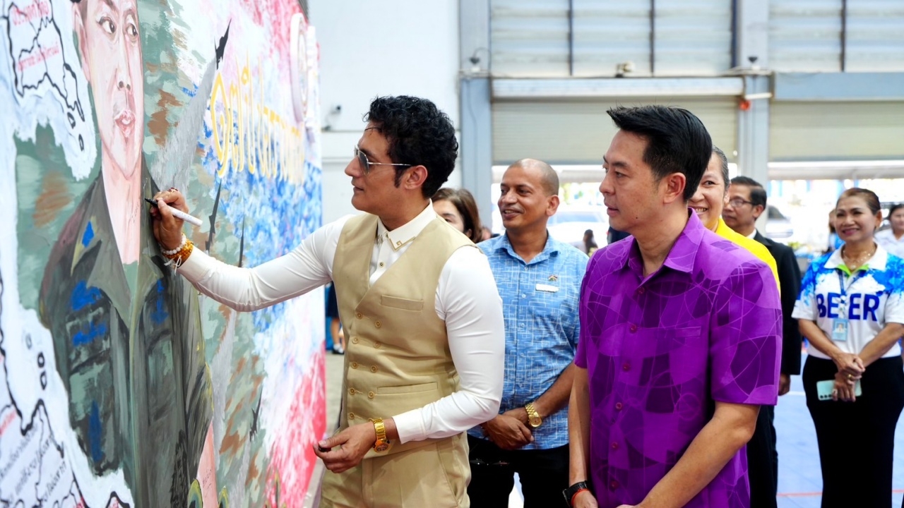 "กากัน มาลิก" เขียนข้อความ "I love Thailand" บนรูปวาด "แม่ทัพภาคที่ 2"