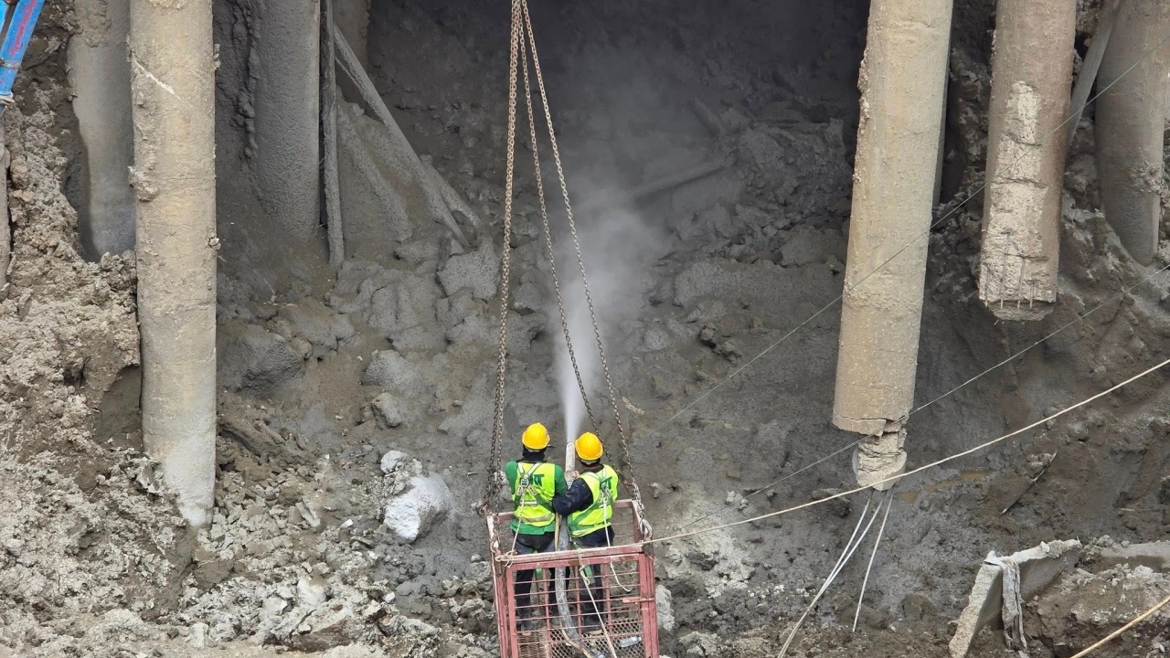 หยุดถมทรายชั่วคราว หลังตรวจพบโพรงใต้ปูนจุด "ถนนทรุด" เร่งฉีดคอนกรีตอุดโพรง