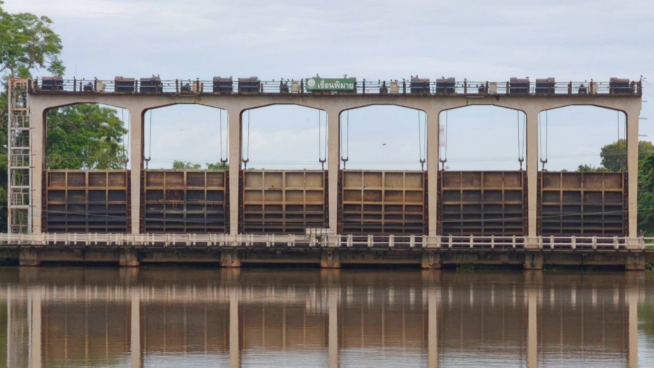 อ.พิมาย ปักธงแดง แจ้งเตือนน้ำท่วม หลังพายุบัวลอยทำอ่างหลายแห่งล้นสปิลเวย์