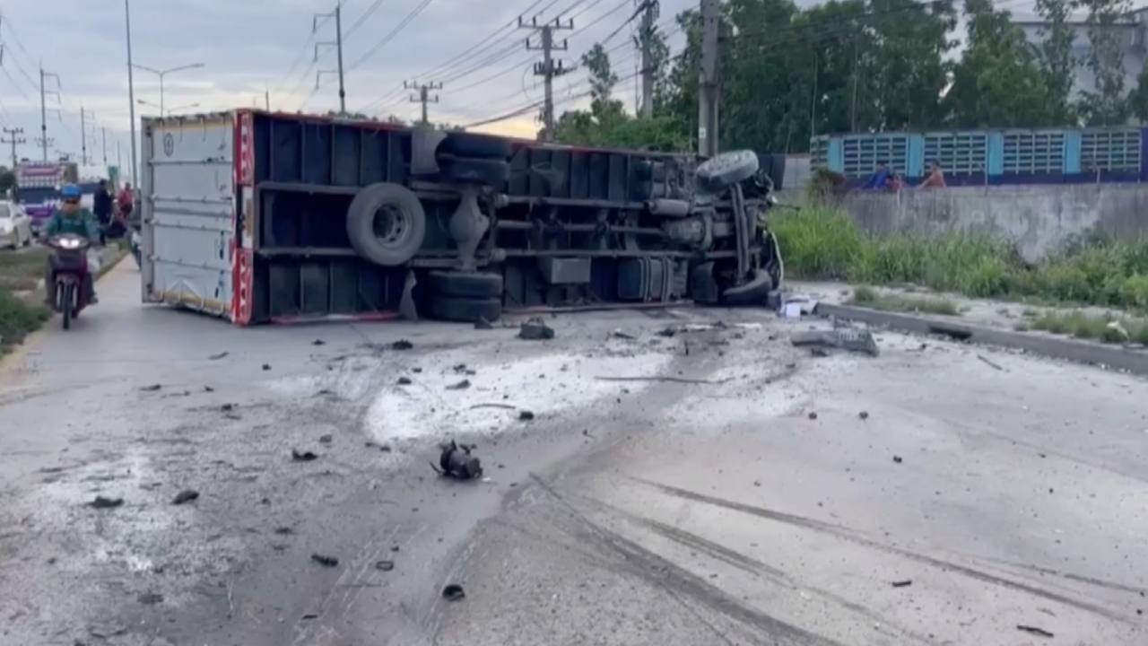 รถหกล้อเสียหลัก พุ่งข้ามเลนชนประสานงากระบะ ตาย 1 เจ็บ 2 ราย