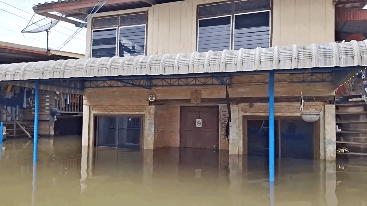 เทศบาลนครอุบลฯ ระดับน้ำสูงกว่า 1 เมตร ชาวบ้านเร่งขนของหนีน้ำท่วม