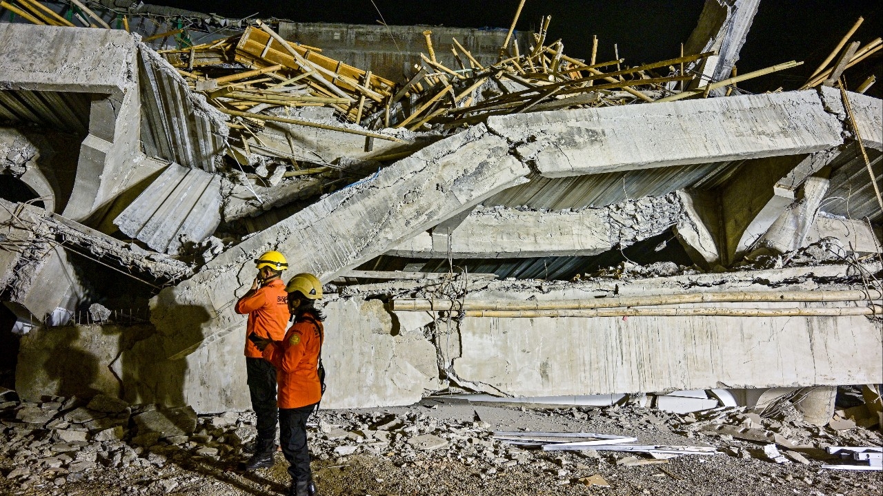 ตึกหอประชุมรร.อินโดฯพังถล่ม ดับอย่างน้อย 1 ศพ บาดเจ็บ 83 ราย หวั่นเด็กติดใต้ซาก
