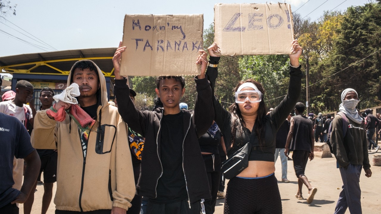 ปธน.มาดากัสการ์ยุบรัฐบาล หลังม็อบ Gen Z ประท้วงน้ำ-ไฟขัดข้อง ดับแล้วอย่างน้อย 22 ศพ