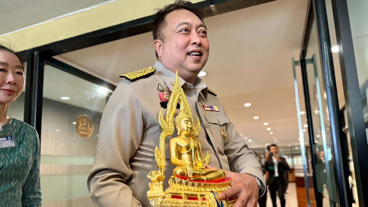 “สุชาติ”สักการะสิ่งศักดิ์สิทธิ์ทำเนียบรัฐบาล อัญเชิญพระพุทธชินราช เข้าห้องทำงาน เสริมสิริมงคล