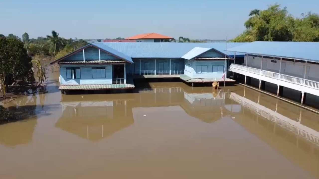 "น้ำท่วมอยุธยา" กว่า 4 เดือน กระทบแล้ว 72,440 ครัวเรือน ถนนบางจุดยังถูกตัดขาด
