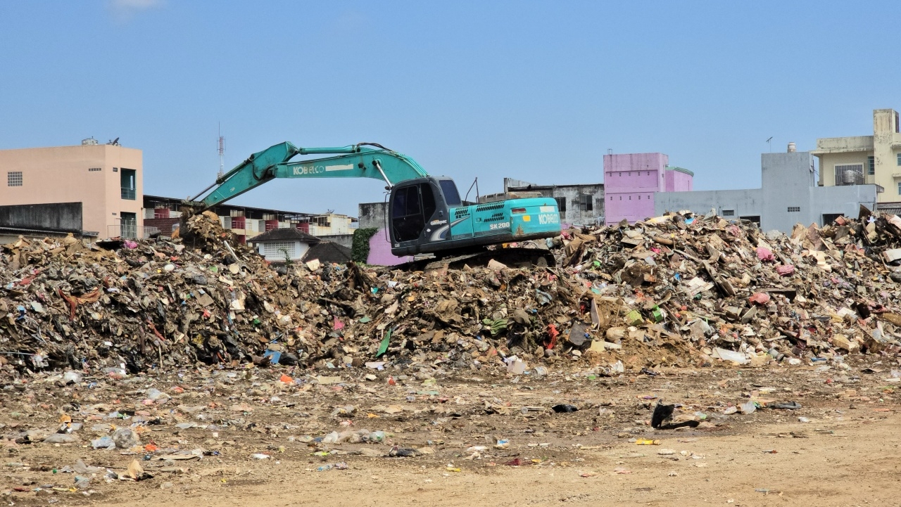 ภูเขาขยะที่หาดใหญ่ คาดมีไม่ต่ำกว่าแสนตัน ชาวบ้านล่ารายชื่อไล่ "นายกแป้น"