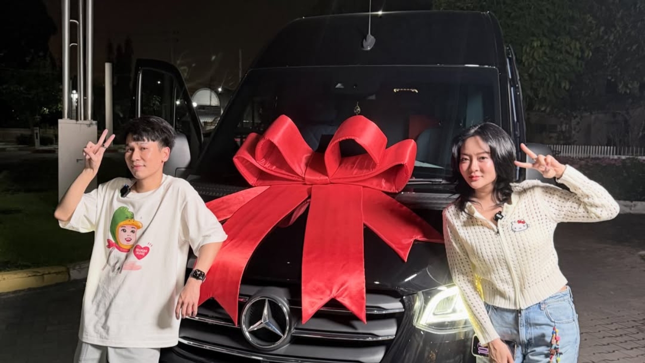 เริ่ดสุดๆ พี่พีท ซื้อรถให้ แก้มบุ๋ม เป็นของขวัญวันเกิด ชาวเน็ตแห่โฟกัสทะเบียนรถ