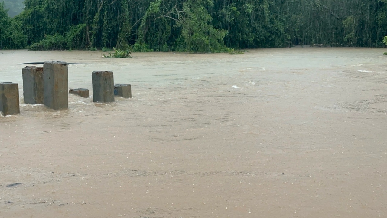 ปภ. เตือน 12 จังหวัด ระวังน้ำล้นตลิ่ง 30 จังหวัดเผชิญฝุ่น PM 2.5