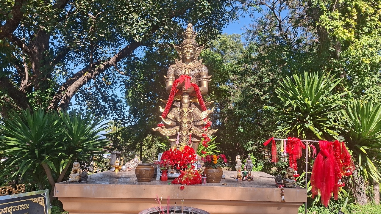 Woman Offers Roses to Thao Wessuwan Asking for Career Success, Takes Chance Lighting Incense for Lucky Numbers