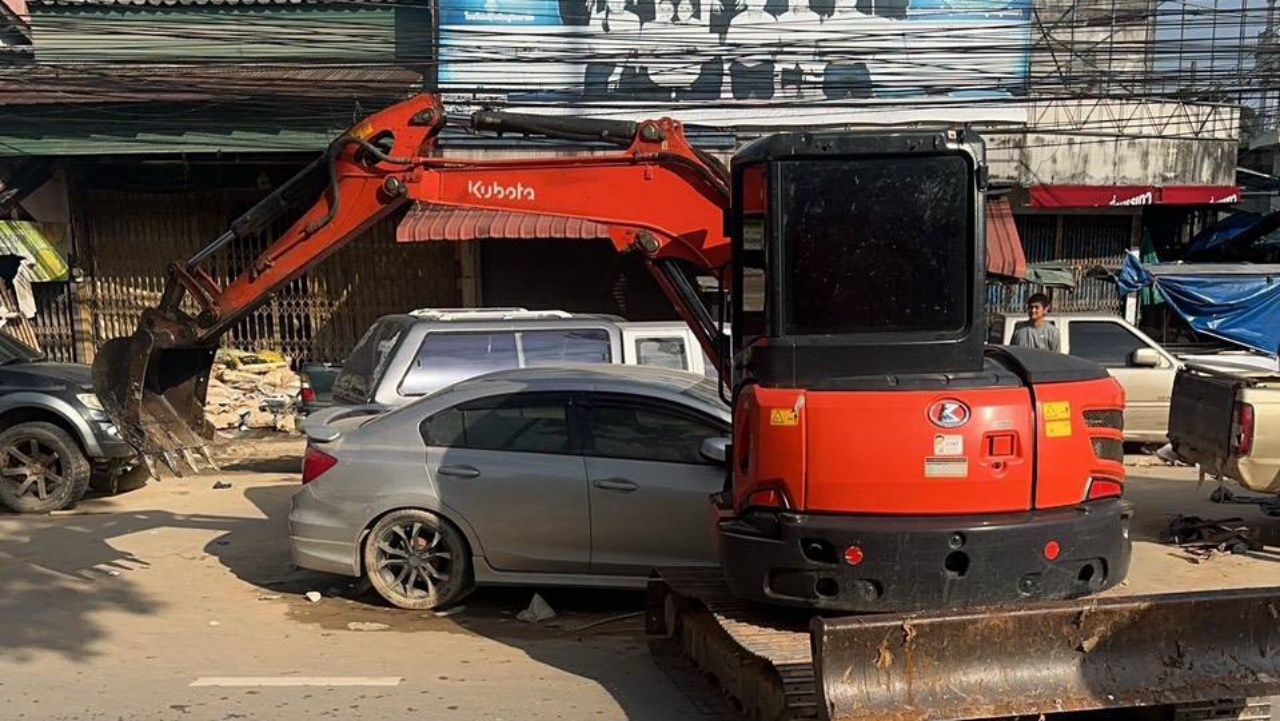 ตำรวจภูธรภาค 9 แจงใช้แบ็กโฮดันรถ หลังน้ำท่วมหาดใหญ่ลด พร้อมรับผิดชอบทั้ง 10 คัน