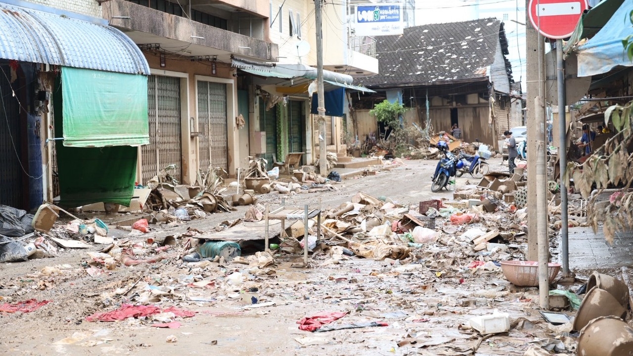 นายกรัฐมนตรีนำทีมเศรษฐกิจ - หน่วยงานการเงิน สำรวจความเสียหายย่านธุรกิจตลาดกิมหยง หาดใหญ่