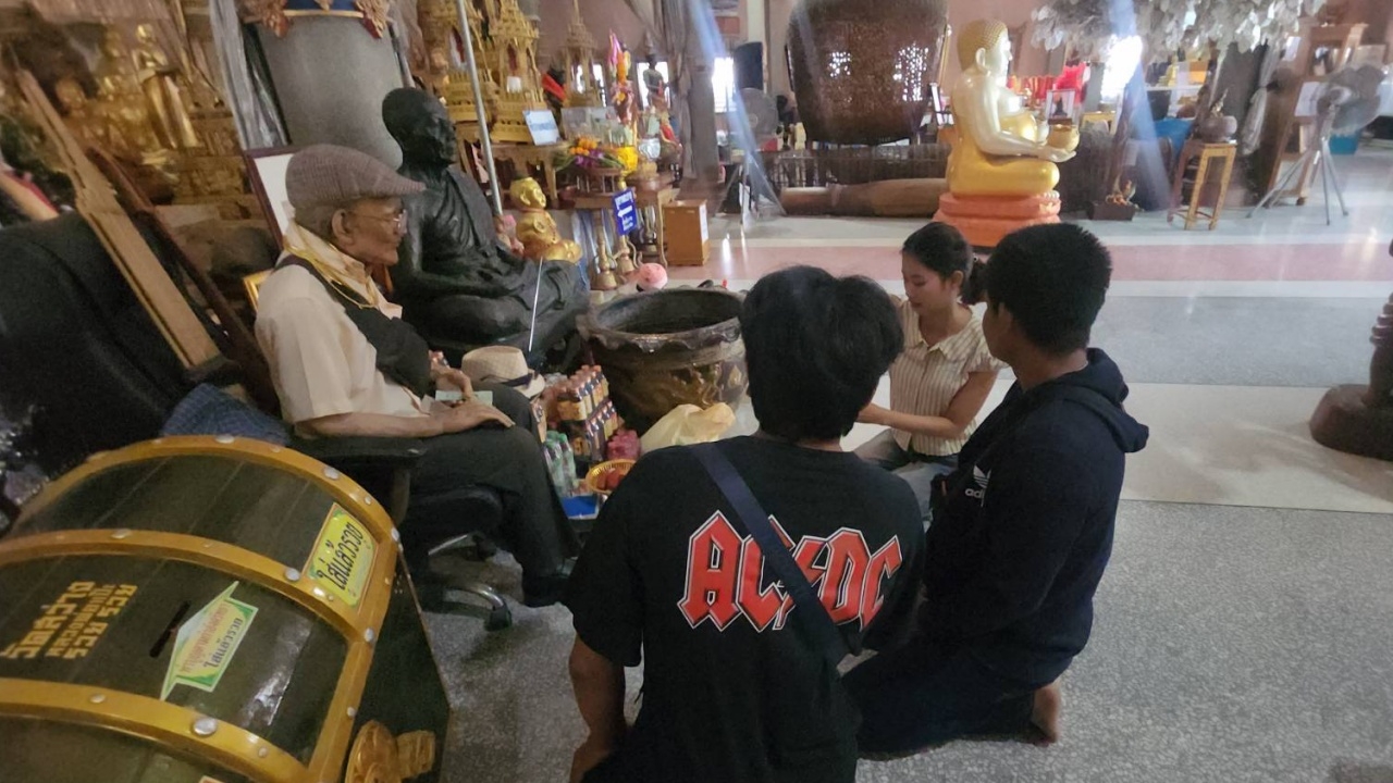 Factory Worker Seeks Lucky Numbers This Draw from Ta Thong Ngiu Rai Hoping for Big Win to Aid Southern Flood Victims