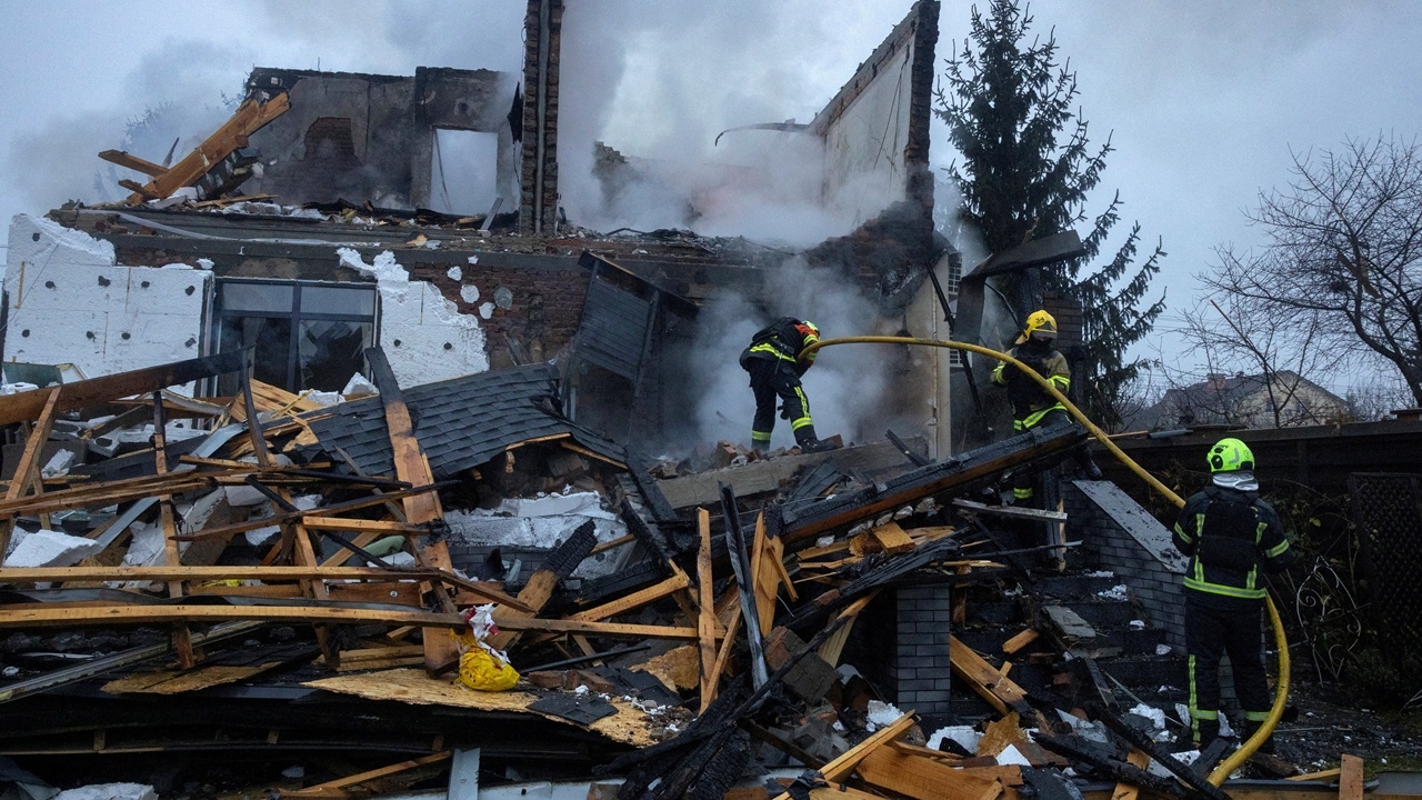 รัสเซียส่งโดรนโจมตีเมืองหลวงยูเครน ทำไฟดับกระทบคนกว่า 600,000 ราย