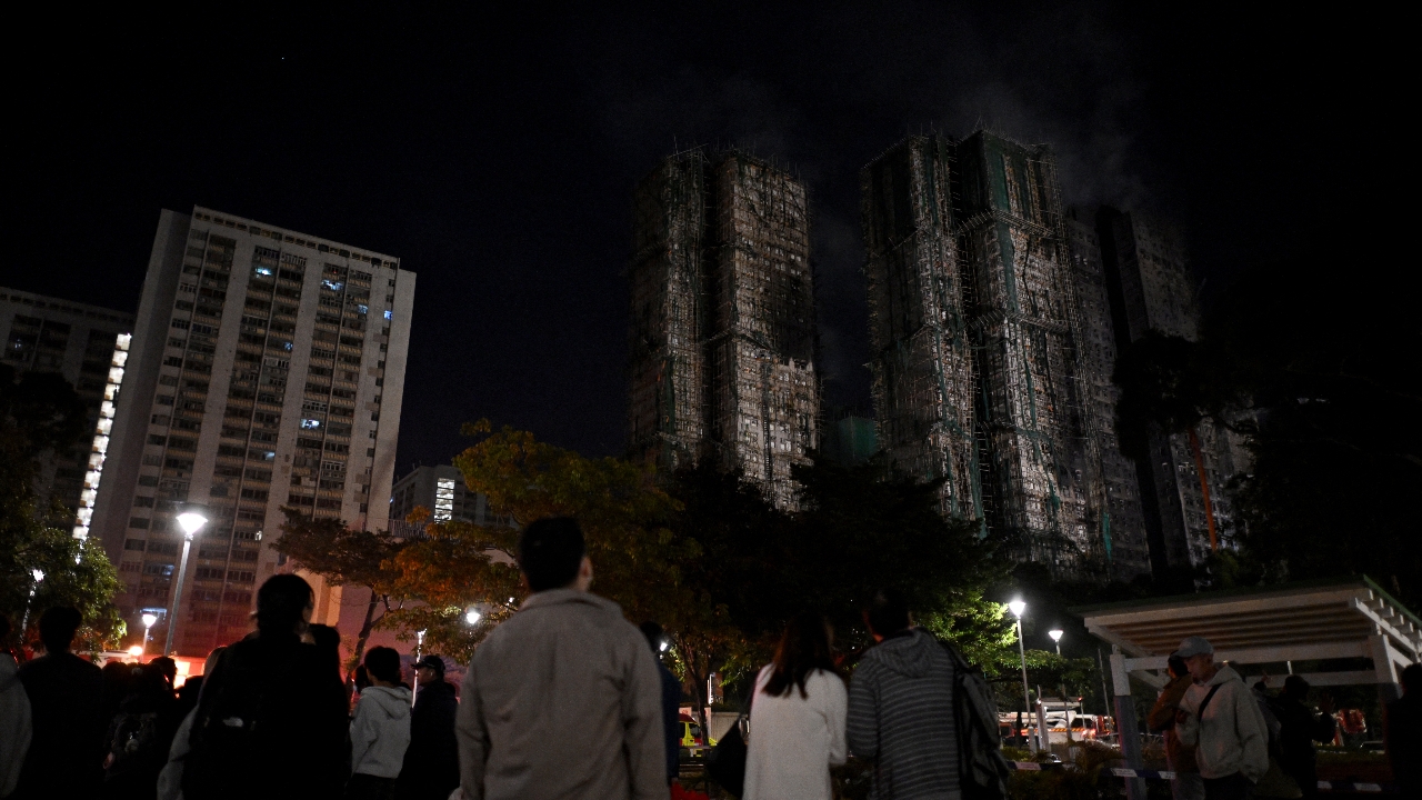 สลด ไฟไหม้ฮ่องกงยอดพับพุ่ง 94 ศพ เพลิงควบคุมได้เกือบหมด กู้ภัยเร่งค้นหาคนติดในตึก